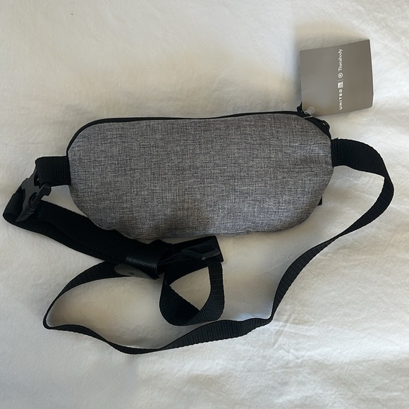 Therabody United Airlines NWT business class kit, never opened, cross body/waist - Picture 4 of 6